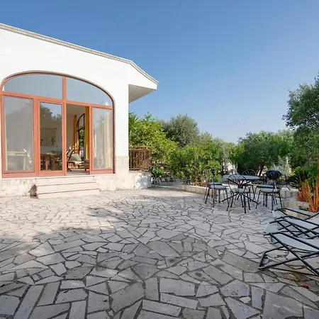 Guesthost - Il Pergolato Charming Trullo & Flat דירה