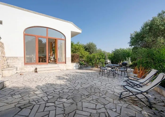 Guesthost - Il Pergolato Charming Trullo & Flat Apartment