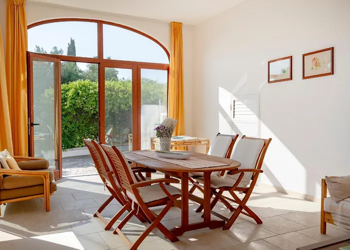 Guesthost - Il Pergolato Charming Trullo & Flat